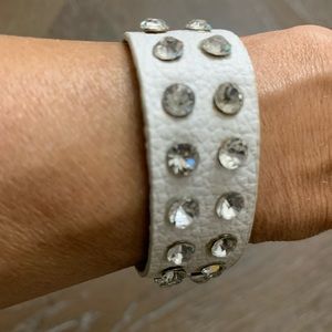 🥳HP🥳White leather band bracelet with rhinestones